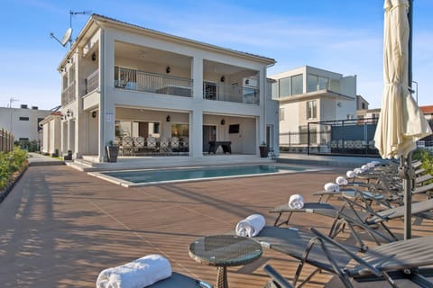 Property building, Patio, Day, Pool view, Swimming pool, Swimming pool, sunbed