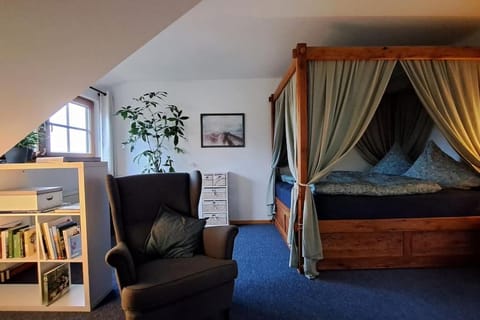 Bed, Photo of the whole room, Seating area, Bedroom