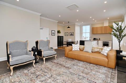 Kitchen or kitchenette, Living room, Seating area, Dining area, pet friendly, stove