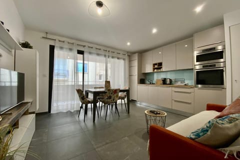 TV and multimedia, Kitchen or kitchenette, Living room, Seating area, Dining area, oven, stove