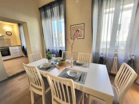 Seating area, Dining area