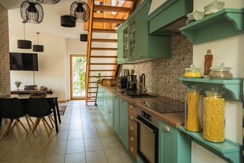 Coffee/tea facilities, Kitchen or kitchenette, Dining area, dishwasher, minibar, pet friendly, stove, toaster