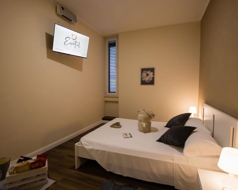 Bed, TV and multimedia, Photo of the whole room, Bedroom