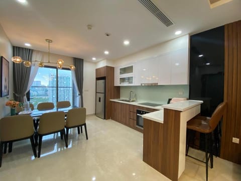 Kitchen or kitchenette, Seating area, Dining area, stove