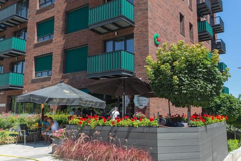 Property building, Facade/entrance, Day, Garden, Location