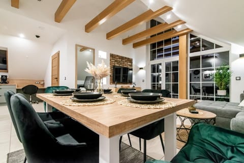 TV and multimedia, Living room, Seating area, Dining area