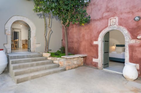 Facade/entrance, Bed, Day, Garden, Balcony/Terrace, Bedroom