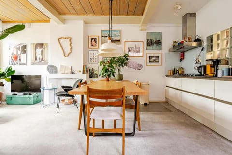 Kitchen or kitchenette, Seating area, Dining area