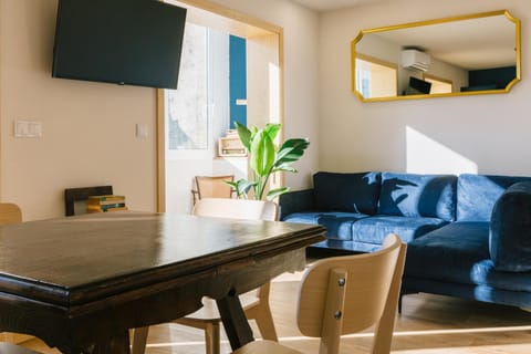 Communal lounge/ TV room, TV and multimedia, Living room, Seating area, Dining area