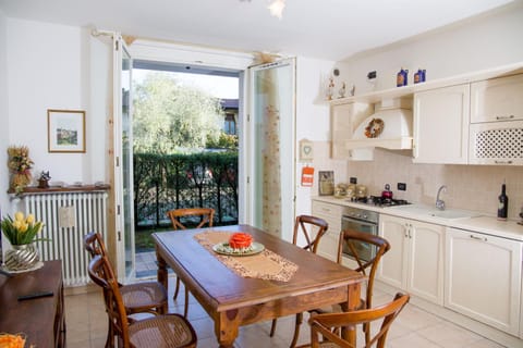 Kitchen or kitchenette, Dining area, pet friendly, stove