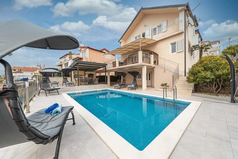 Property building, Patio, Day, Pool view, Swimming pool, sunbed