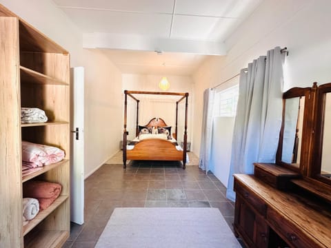 2-Bedroom Hermanus - Sleeps 4 - Near Sea Apartment in Hermanus