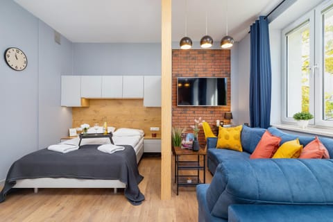 Bed, TV and multimedia, Living room, Photo of the whole room, Seating area, Bedroom, towels