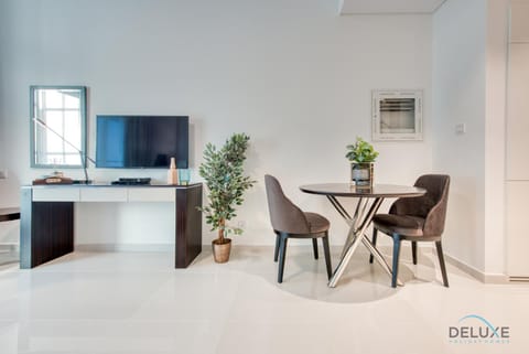 Property building, TV and multimedia, Dining area, Swimming pool