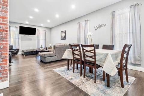 Modern 5BR Home Perfect for Families House in Niagara Falls