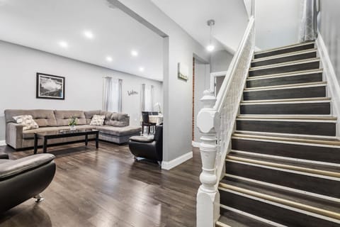 Modern 5BR Home Perfect for Families House in Niagara Falls