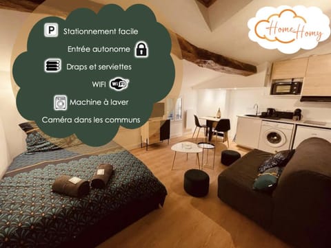 Bed, TV and multimedia, Kitchen or kitchenette, Photo of the whole room, Seating area, Bedroom, Text overlay, oven, pet friendly