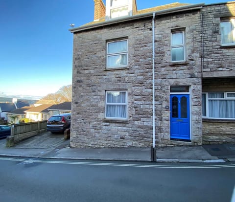 Property building, Neighbourhood, Street view, Location, Parking