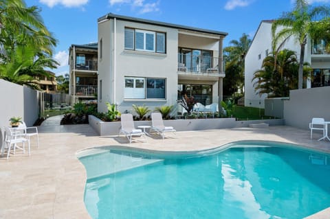 Property building, Swimming pool, Swimming pool, sunbed