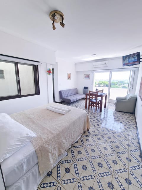 Bed, TV and multimedia, Photo of the whole room, Seating area, Dining area, Bedroom