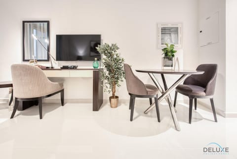 Property building, TV and multimedia, Dining area, Swimming pool