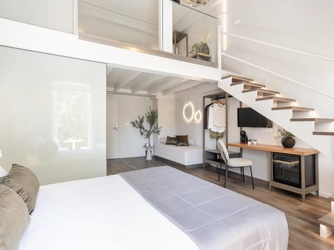 Bed, TV and multimedia, Photo of the whole room, Bedroom