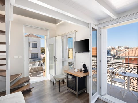 TV and multimedia, View (from property/room), Balcony/Terrace, Seating area, Dining area, City view