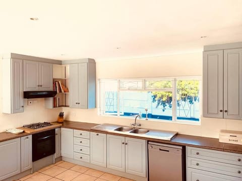 Hermanus 3 Bed Home King Bed with pool walk to sea House in Hermanus