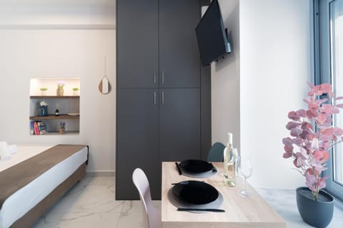 Bed, TV and multimedia, Dining area, Bedroom, wardrobe