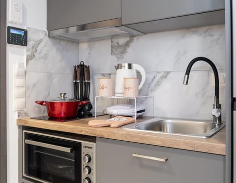 Coffee/tea facilities, Kitchen or kitchenette, oven, stove