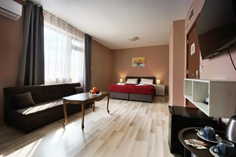 Communal lounge/ TV room, Bed, TV and multimedia, Living room, Photo of the whole room, Seating area