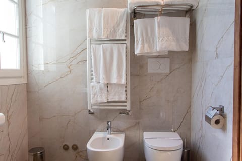 Toilet, Bathroom, bidet, towels