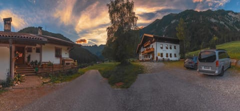 Property building, Neighbourhood, Natural landscape, Mountain view, Street view, Sunset, Parking