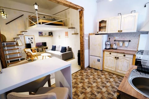 Kitchen or kitchenette, Living room, Seating area, Dining area, minibar, oven, pet friendly