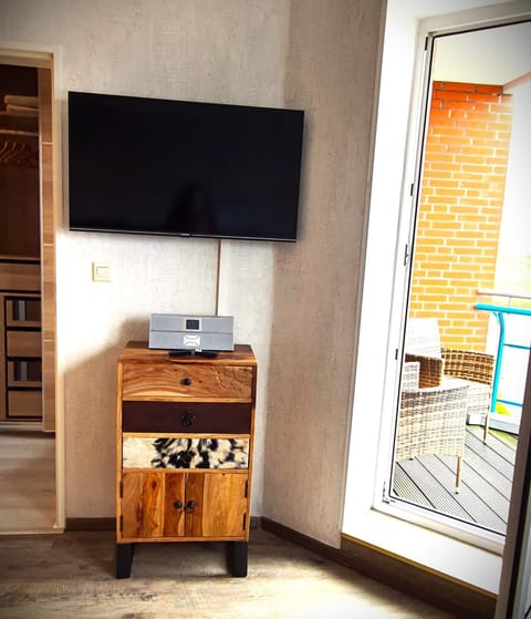 TV and multimedia, Living room, Evening entertainment, hair dresser