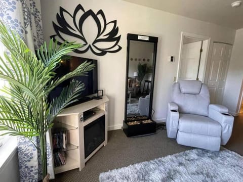 Gorgeous New Zen Suite Sleeps 4-Ski On Off Jiminy Apartment in Jiminy Peak Mountain