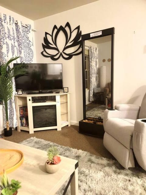 Gorgeous New Zen Suite Sleeps 4-Ski On Off Jiminy Apartment in Jiminy Peak Mountain