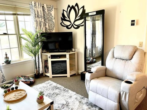 Gorgeous New Zen Suite Sleeps 4-Ski On Off Jiminy Apartment in Jiminy Peak Mountain