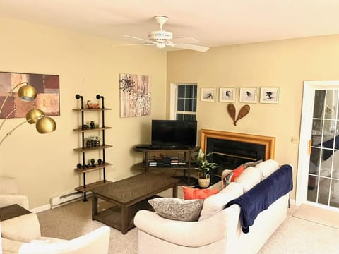 Spacious 3BR 3BA Sleeps 8 Ski On Off Jiminy Mountain Resort House in Lanesborough