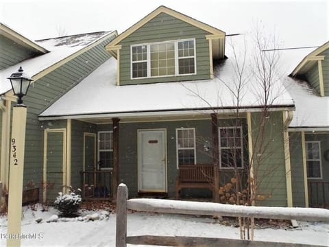 Spacious 3BR 3BA Sleeps 8 Ski On Off Jiminy Mountain Resort House in Lanesborough