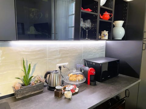 Coffee/tea facilities, microwave