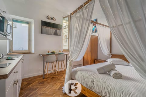 Bed, Dining area