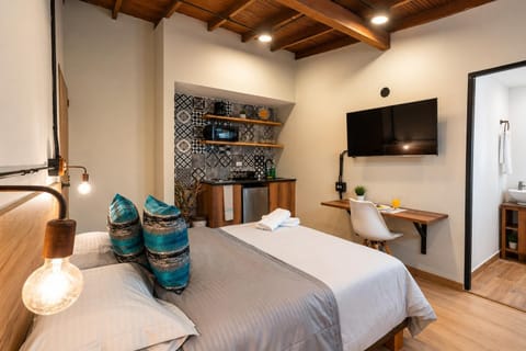 Bed, TV and multimedia, Kitchen or kitchenette, Photo of the whole room, Seating area, Bedroom, towels