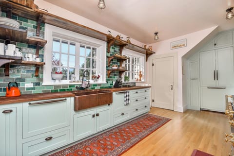 Kitchen or kitchenette, dishwasher