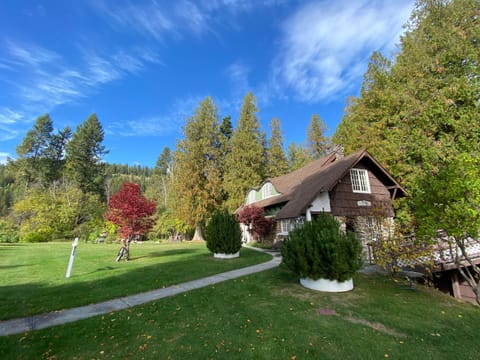 Property building, Day, Natural landscape, Garden, Garden view