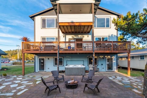 Santosha House in Pacific City