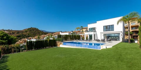 Property building, Day, Garden, Pool view, Swimming pool