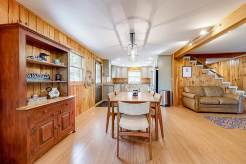 Marwood Lake Cottage House in Wakefield