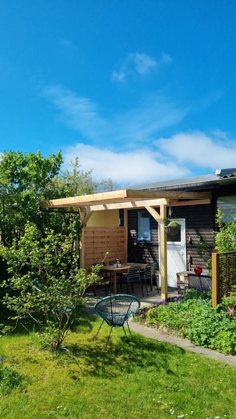 Property building, Facade/entrance, Balcony/Terrace, Garden view