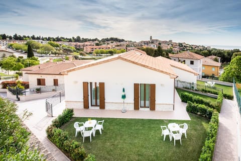 Property building, Day, Neighbourhood, Natural landscape, Garden, Garden view, Mountain view, Street view
